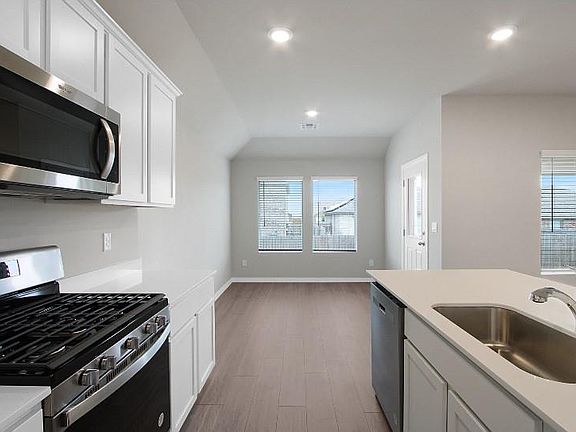 3rd image of 704 Park Pl