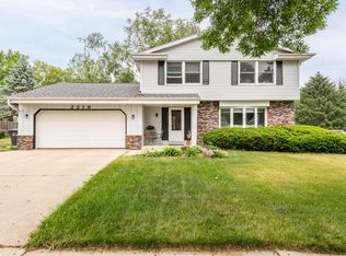 2216 Harris Highland Dr, Waukesha, WI 53188