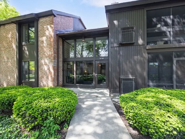 740 Saint Andrews Ln APT 4, Crystal Lake, IL 60014