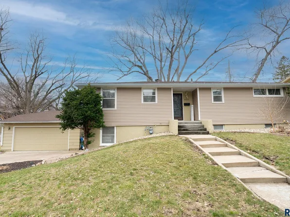 2209 S Wayland Ave, Sioux Falls, SD 57105