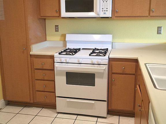 4th image of 821 S Cerritos Ave APT 28