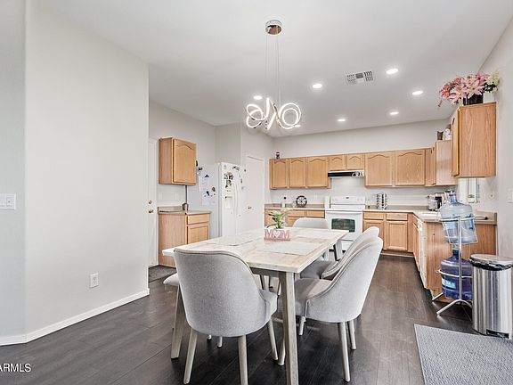 4th image of 828 W Sunland Avenue