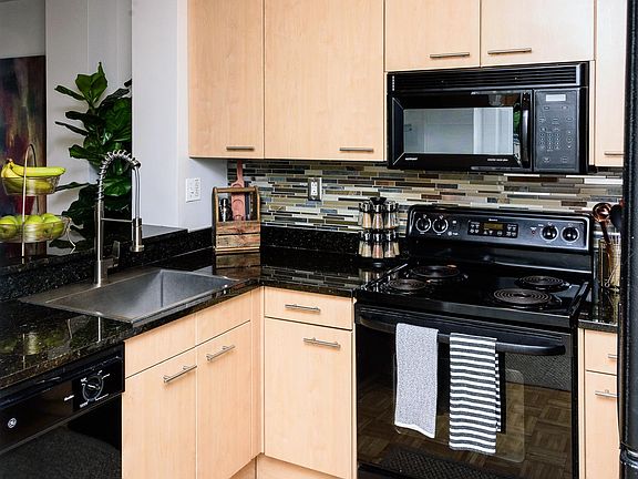 4th image of 100 Leverington Ave Ph 14