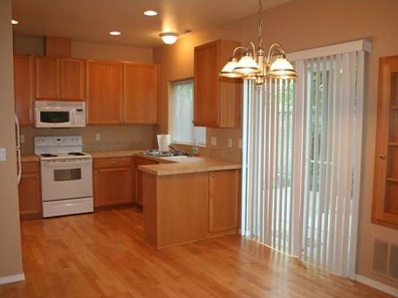 Kitchen & Eating Area