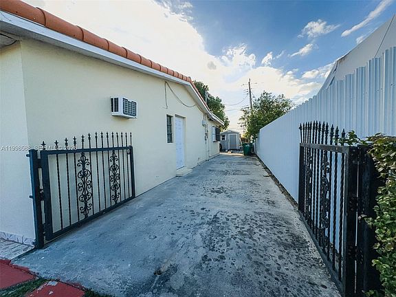 5th image of 3420 SW 104th Ave