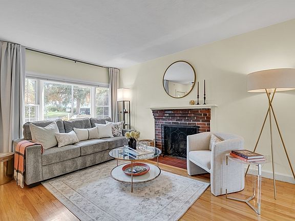 3rd image of 51 Hawthorn St