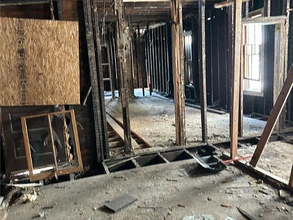 3rd image of 1422 Vincennes Street