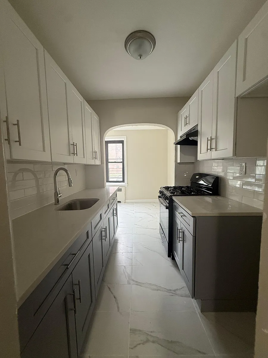 Photo 1 of 13 - 24 Van Velsor Pl #1L - Newark, NJ Primary Photo - 24 Van Velsor Pl #1L