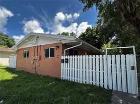 566 NW 95th St, Miami, FL