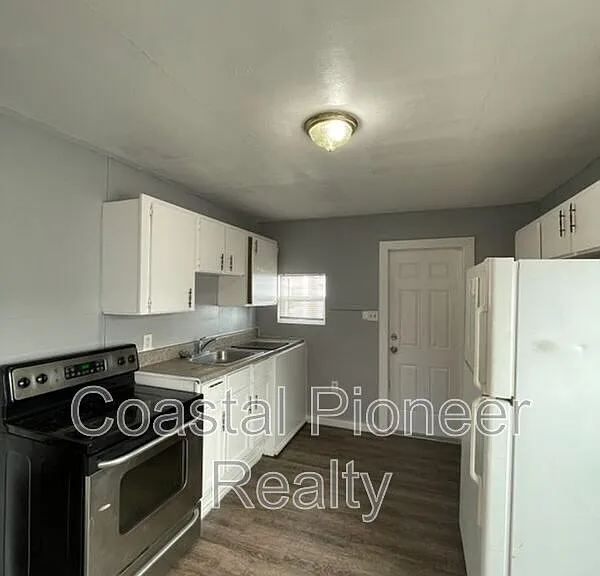 1227 Fargo St S #1 — Photo 3