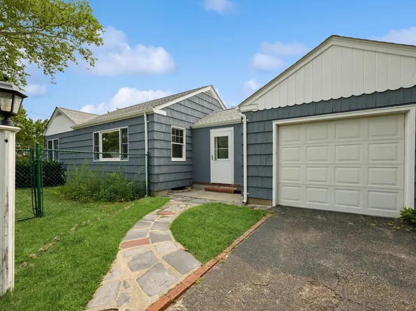 1 Heights Pl, Riverhead, NY 11901