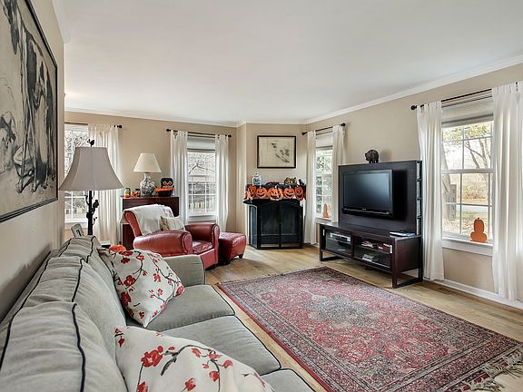 5th image of 930 Park Ave W