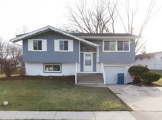 1423 Hartmann Dr, Schaumburg, IL 60193