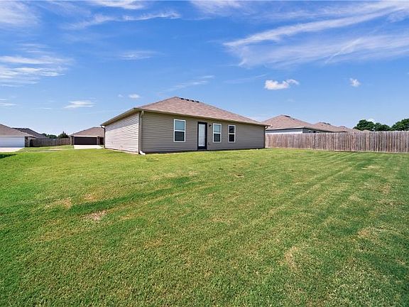 4th image of 821 NW Evans Cir