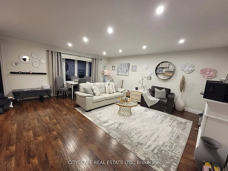 891 Curtis Cres — Photo 4