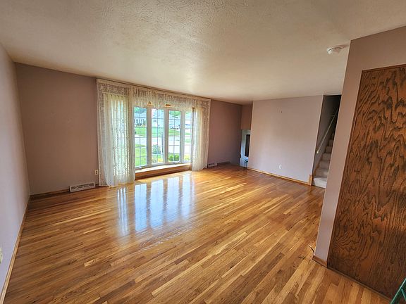 3rd image of 2908 Bowmen Ln