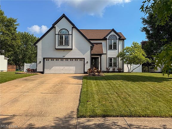 2nd image of 823 Sturbridge Dr