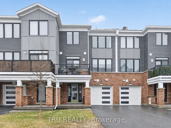 100 Ballinora Ln, Ottawa, ON K2S 2Z5