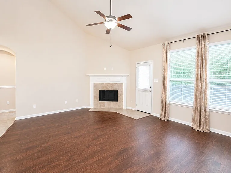 3801 Happy Hollow Ln — Photo 9