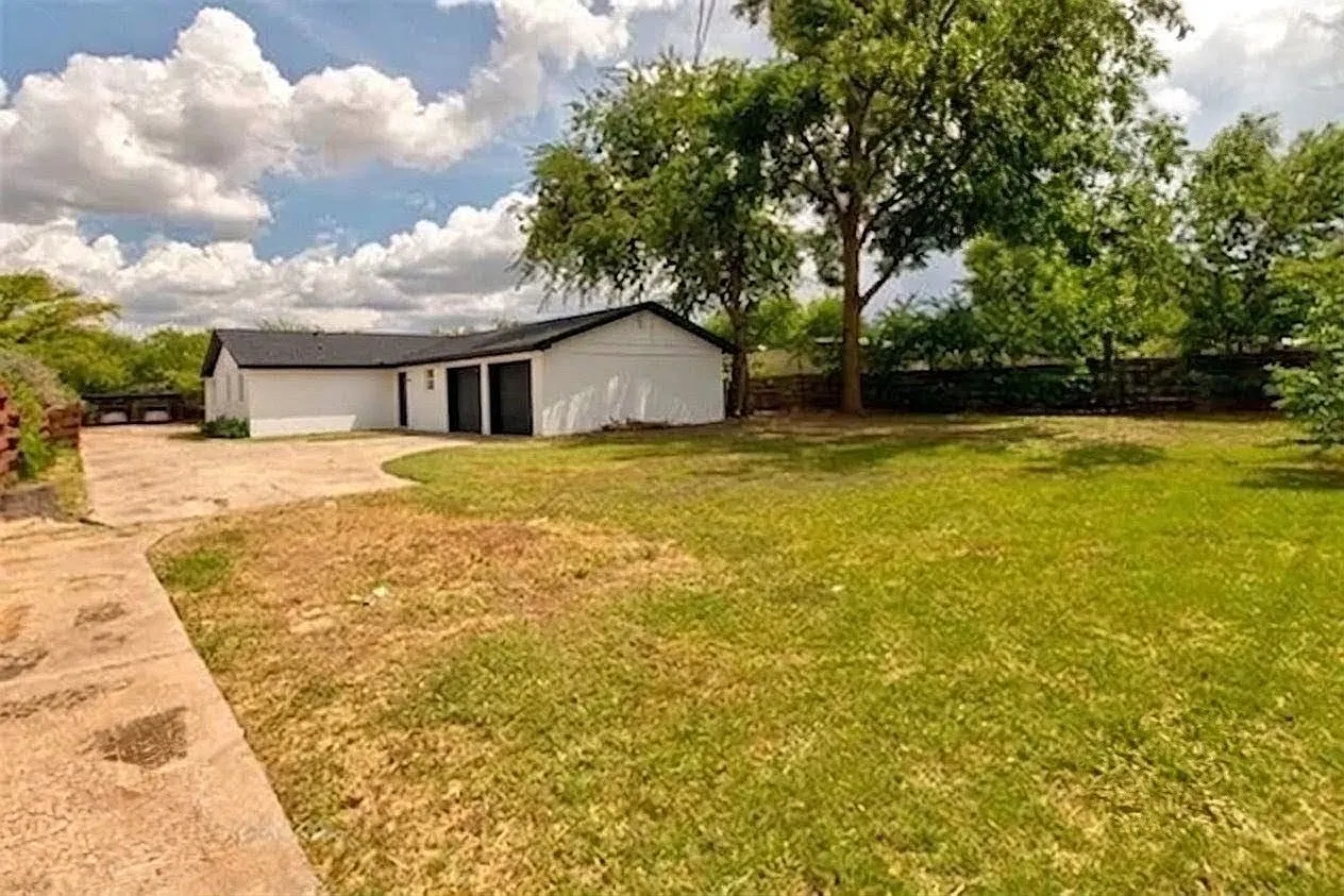 1462 Beechwood Ln — Photo 2
