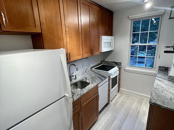 2nd image of 7 E Glebe Rd APT C