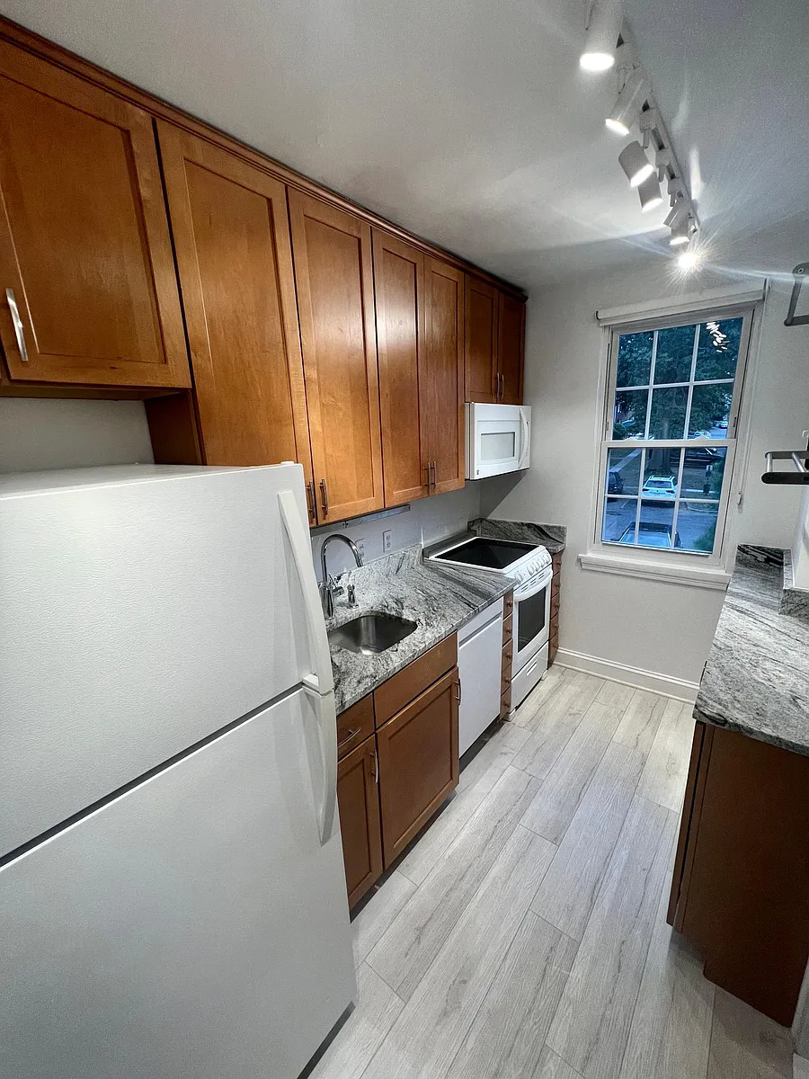 Building Photo - 7 E Glebe Rd #C