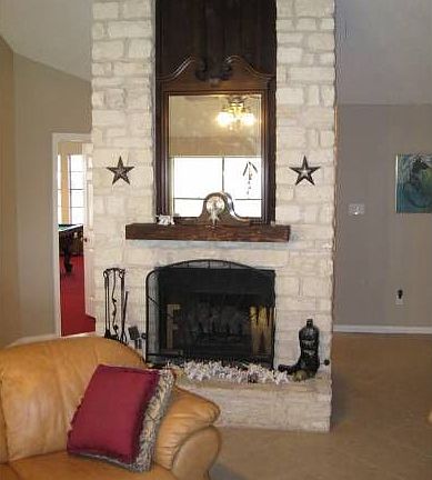 Fireplace w/gas logs