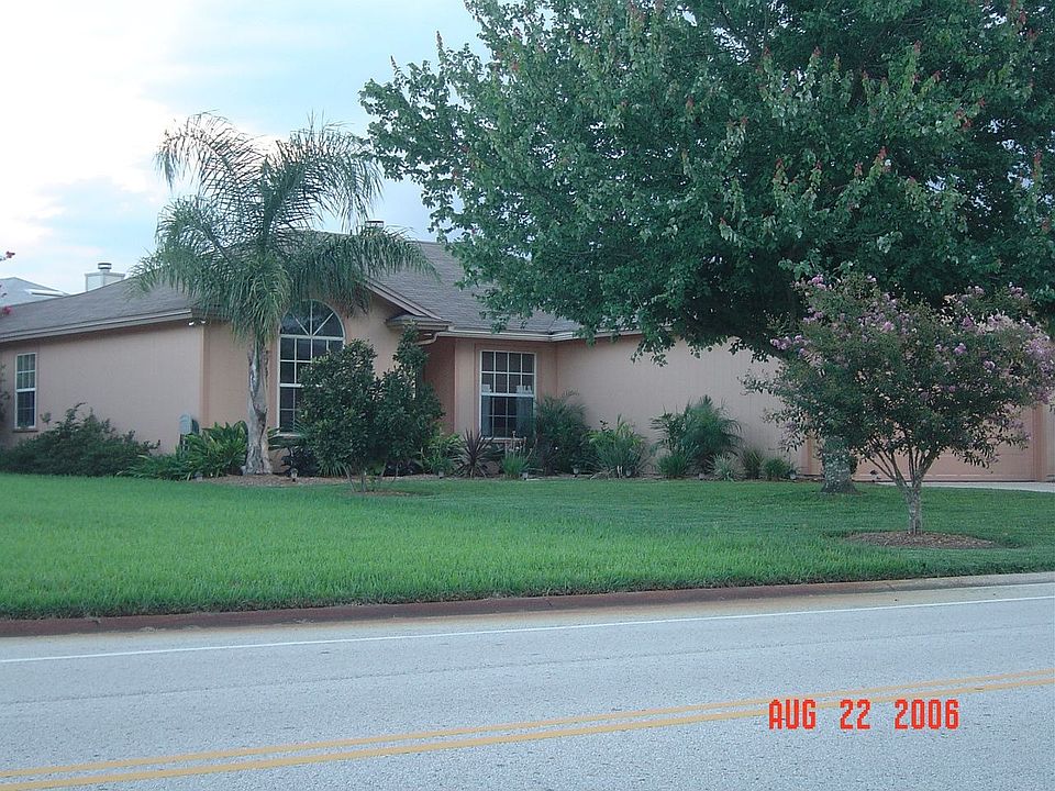 Fully landscaped yard,flawless grass