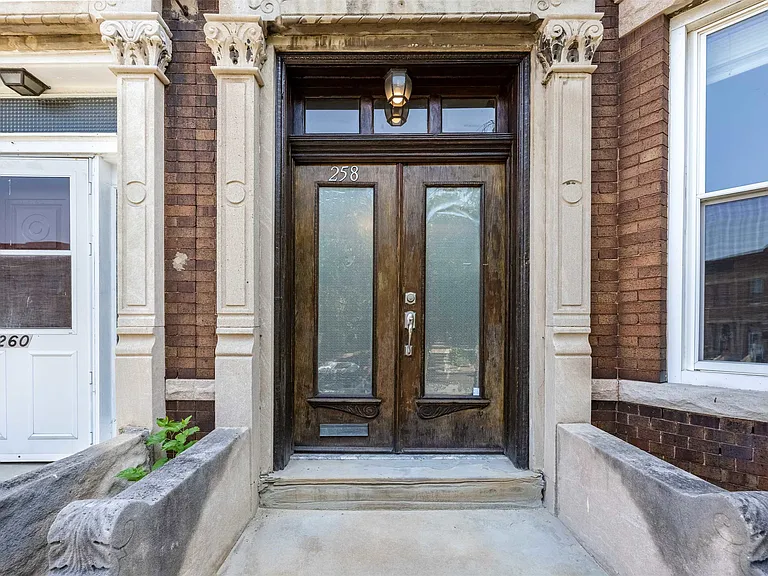258 Woodlawn Ave — Photo 1
