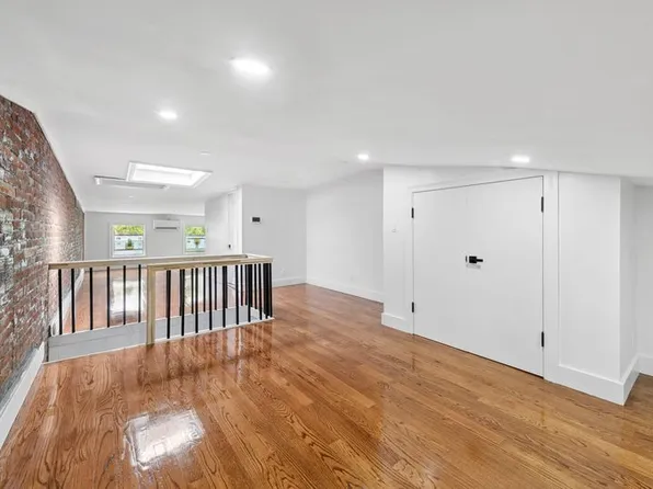 105 Saint Felix Street image 4 of 12