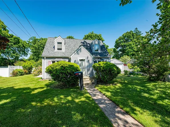237 Lincoln Avenue, Saint James, NY 11780
