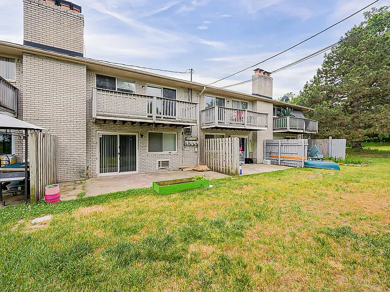 132 Huronview Ct — Photo 31