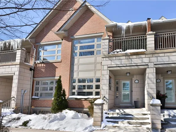 2460 Prince Michael Dr #15, Oakville, ON L6H 0G8
