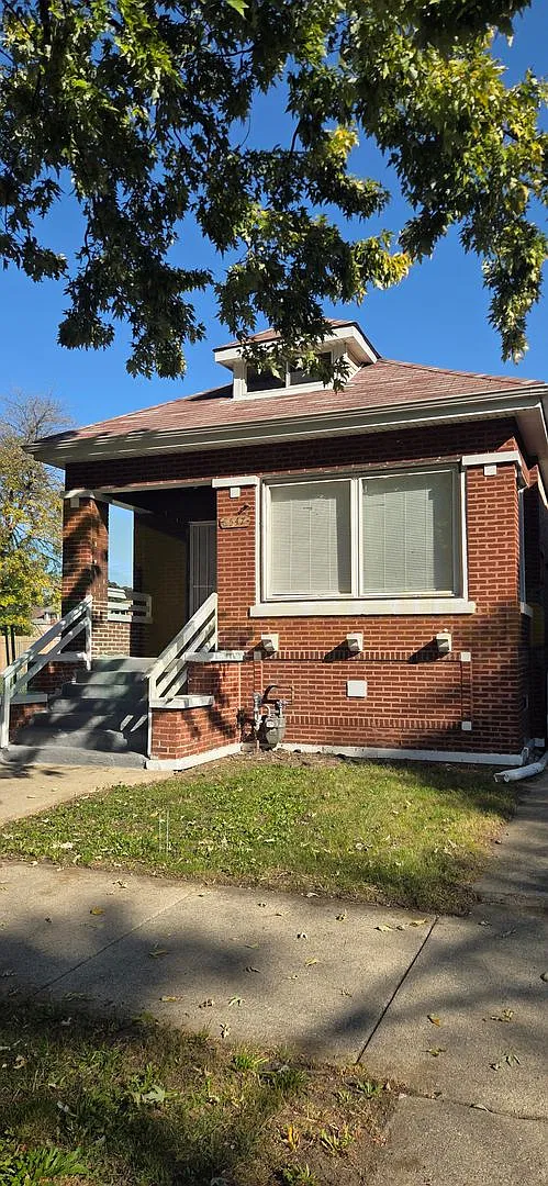 5-Bedroom Brick Bungalow with Finished Basement, Bonus Room, and Fenced Backyard — Photo 2