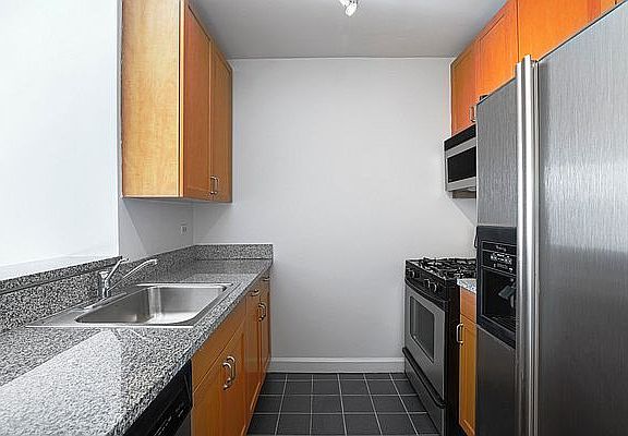 4th image of 420 W 42nd St APT 32D