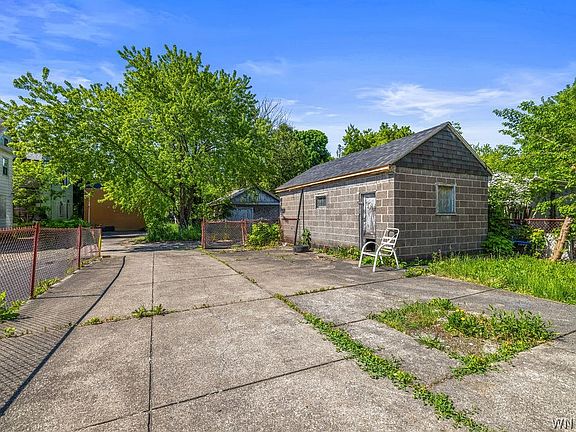3rd image of 1823 Whitney Ave