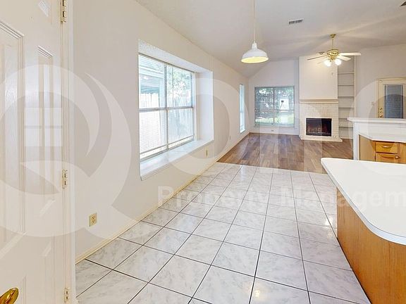5th image of 733 Rockett Ln