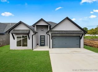 712 N 10th St, Sapulpa, OK 74066