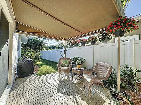 4th image of 2530 NE 20th Avenue