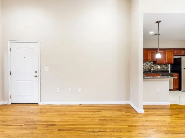 43 Manhattan Avenue image 11 of 25