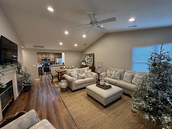 2nd image of 69 Greenhedge Cir