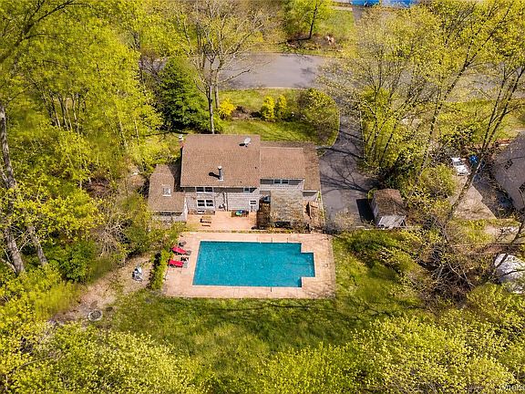 3rd image of 107 Red Oak Court