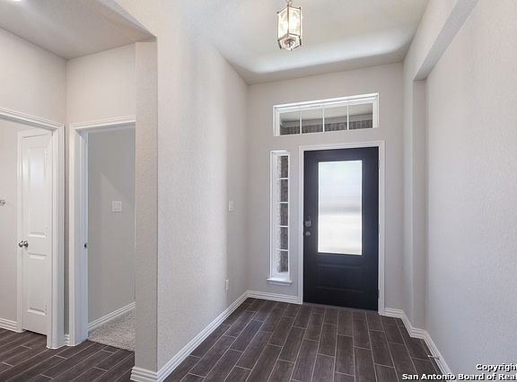 4th image of 410 Woodside Way