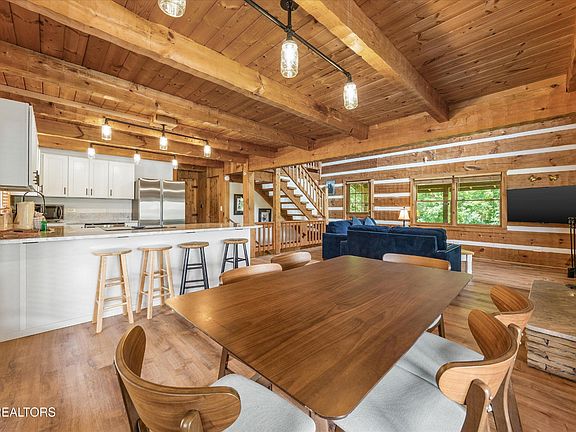 3rd image of 725 Driftwood Cir