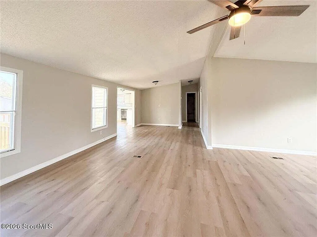 3 bed, 2.0 bath, 1344 sqft, $1,675 — Photo 4