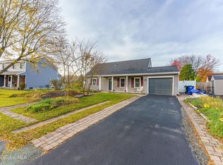 19 Meadowlark Dr, Cohoes, NY 12047