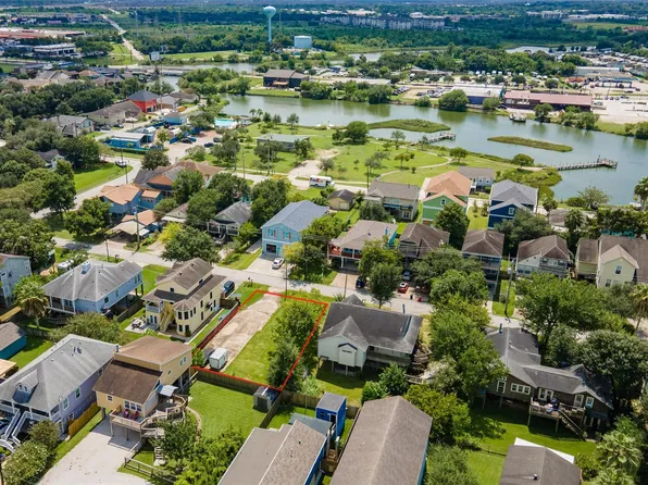 822 Cedar Rd, Clear Lake Shores, TX 77565