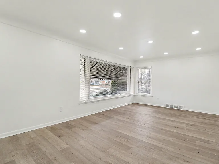 19909 Murray Hill St — Photo 5