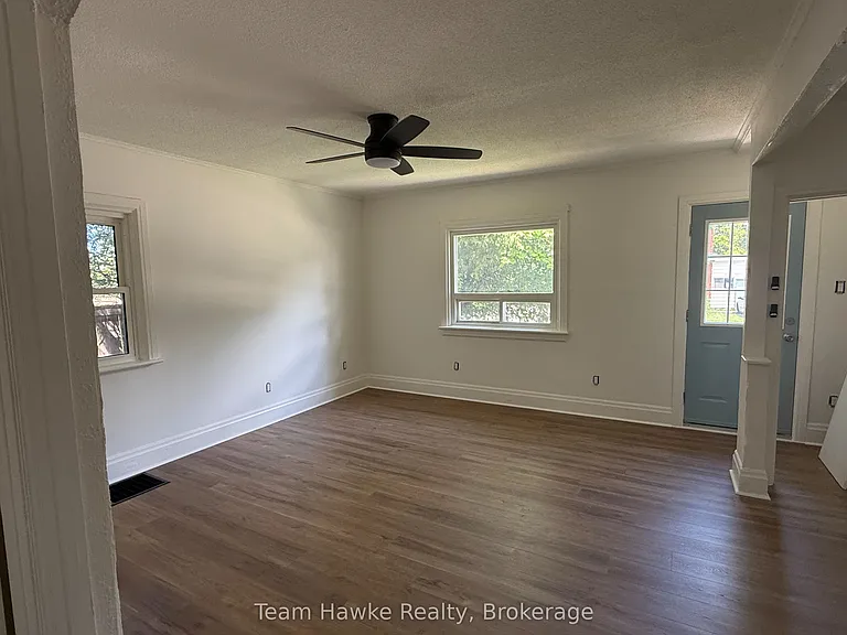 458 Russell St — Photo 2