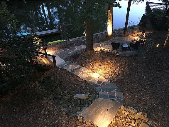 4th image of 550 Lakeshore Dr